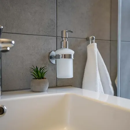 Moderne Mit Parkplatz شقة