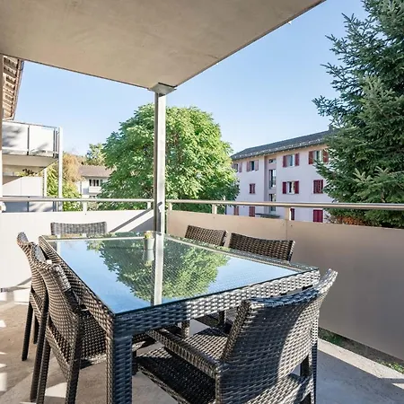 Moderne Mit Parkplatz