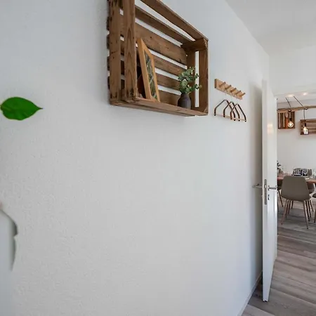 Moderne Mit Parkplatz *