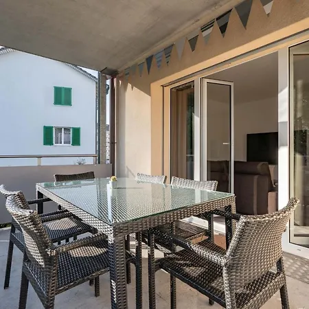 Moderne Mit Parkplatz