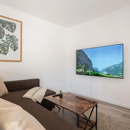 Moderne Mit Parkplatz *