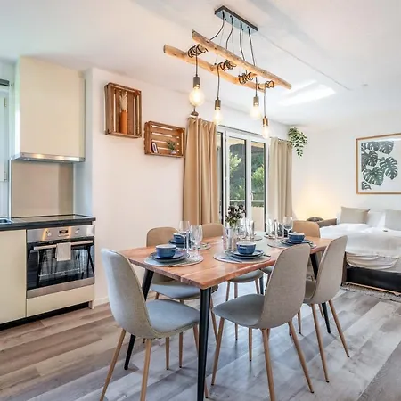 Moderne Mit Parkplatz Apartament