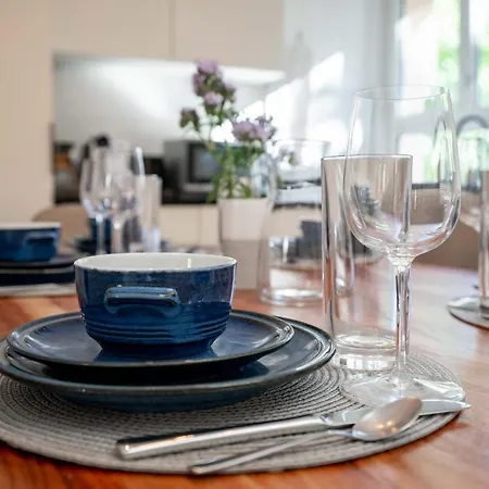 Moderne Mit Parkplatz *