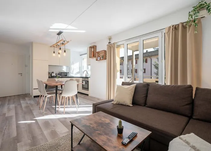 Moderne Mit Parkplatz