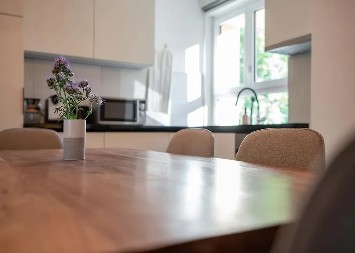 Moderne Mit Parkplatz