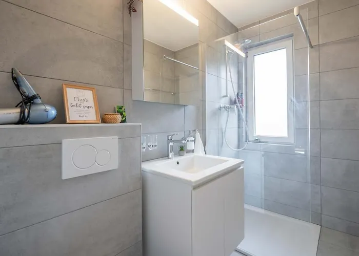 Moderne Mit Parkplatz *