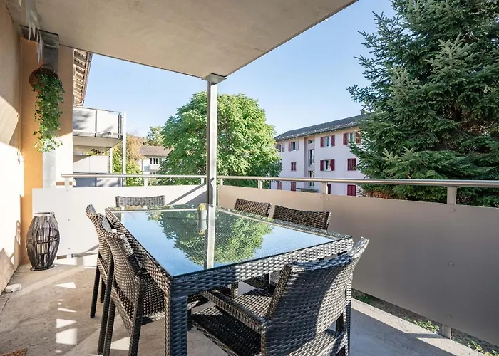 Moderne Mit Parkplatz