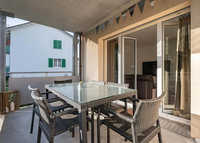 Moderne Mit Parkplatz