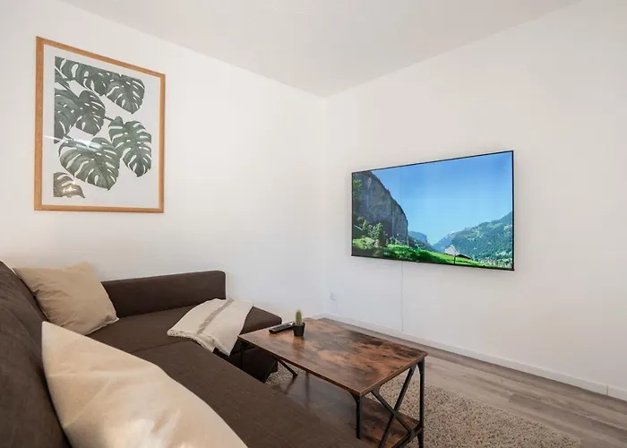 Moderne Mit Parkplatz *