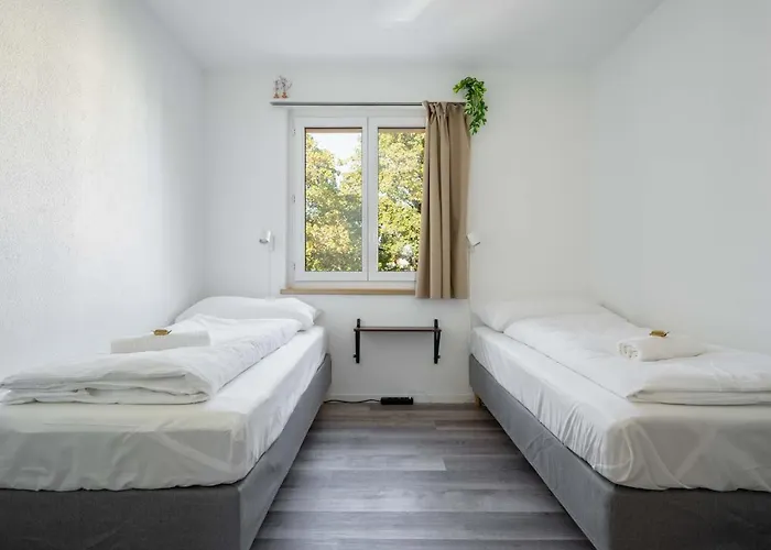 Moderne Mit Parkplatz *